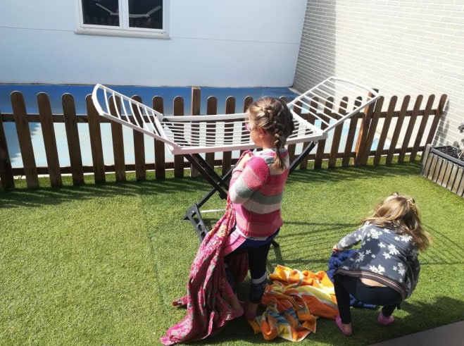 ¿HACEMOS UNA CABAÑA? / SHALL WE MAKE A HUT?